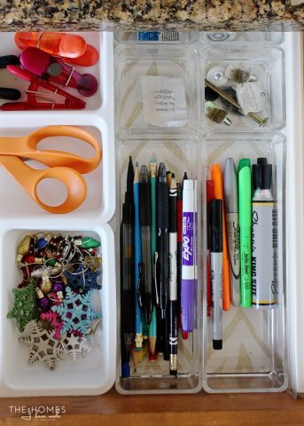 Tired of not being able to find anything in your messy, cluttered kitchen drawers? These 10 tips will help you organize your kitchen drawers, saving you time in the kitchen!