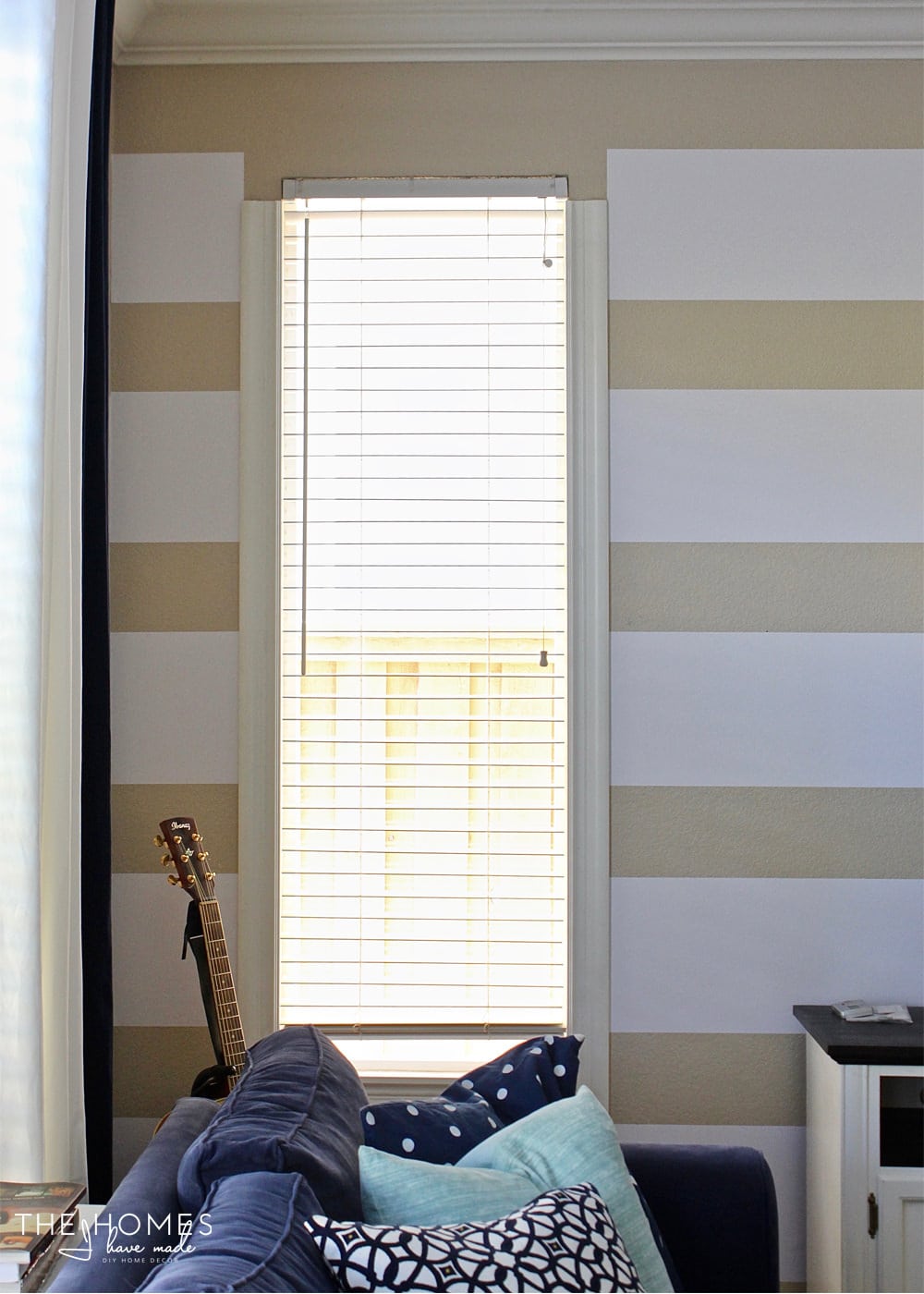 Love the look of a roman shade but don't want to deal with the hassle or expense? Try this hardware free, totally temporary faux roman shade for any window in your home!