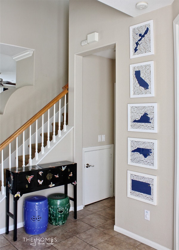 Learn how to hang a gallery wall with Command Strips in order to achieve perfectly placed frames without nails in your wall! 