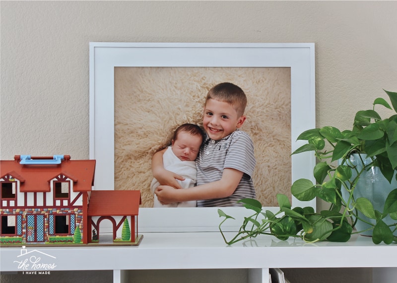 Using family photos as artwork is a great way to add personality to your home! Here are some ways to make them super stylish as well!