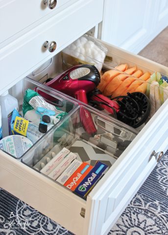 Want perfectly organized drawers but don't want to buy fancy, expensive organizers? Check out this super easy way to organize a drawer!