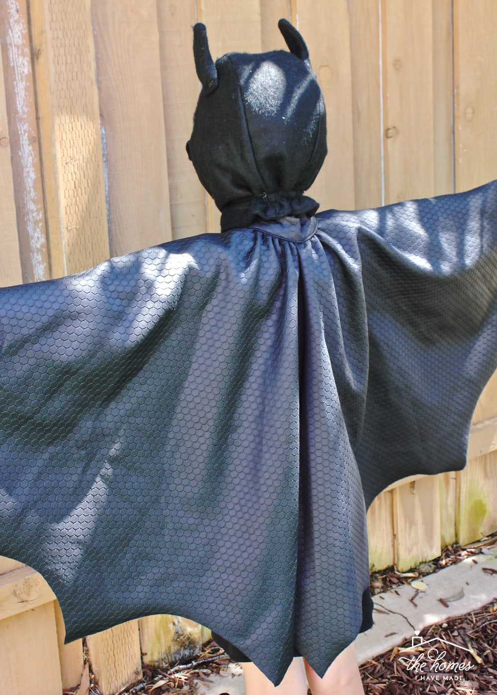 Need a super hero costume stat? This 20-minute super cape tutorial is perfect for kids and adults alike!