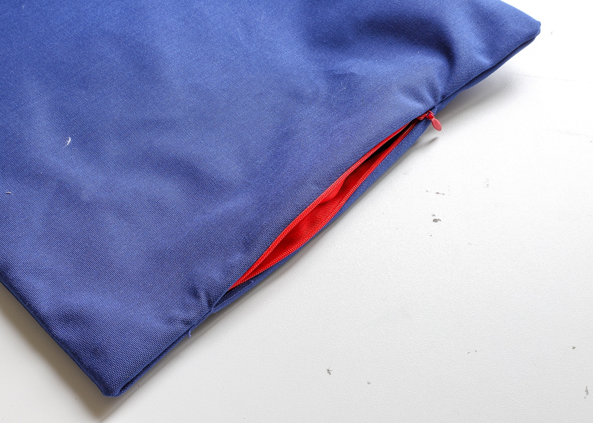 A finished pillow cover with an invisible zipper