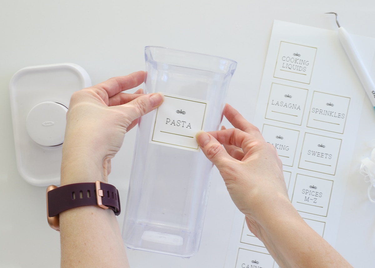 A Smart Label is placed on a clear container