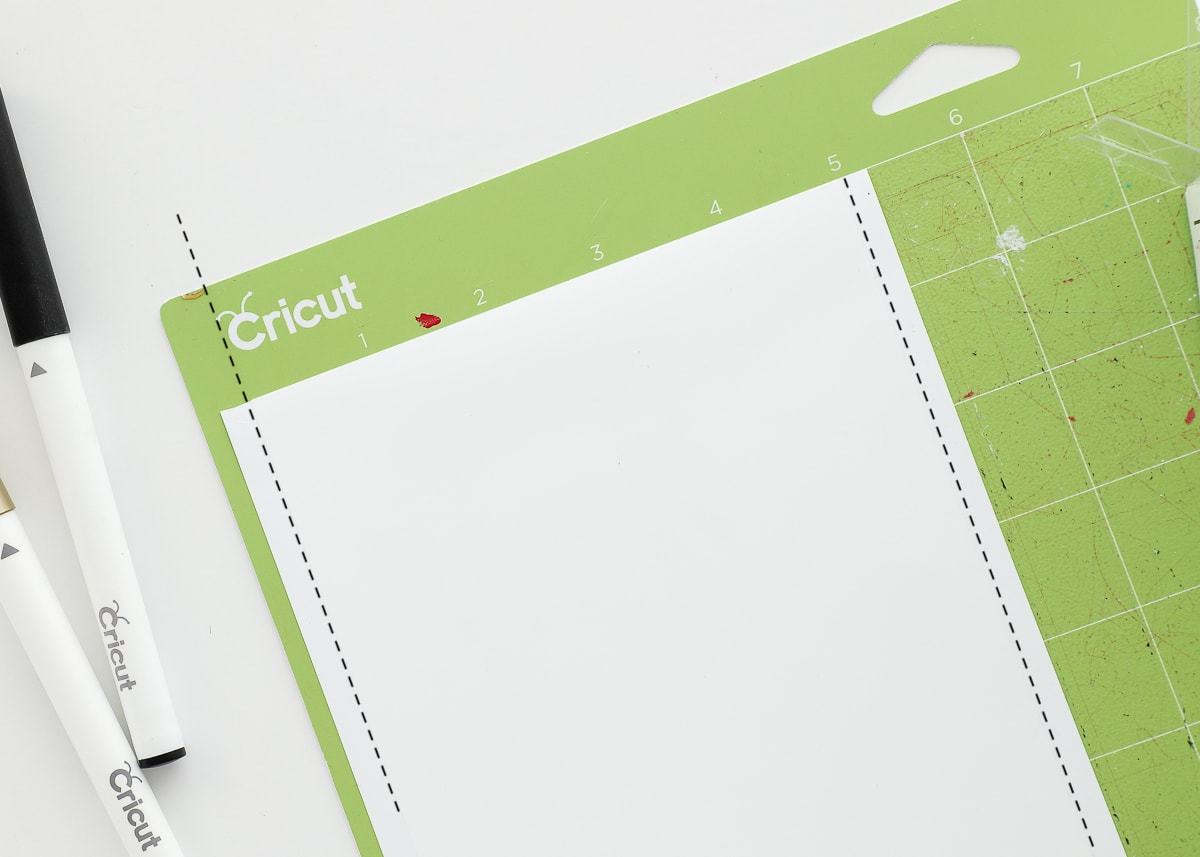 A diagrame shows how to line up the Cricut Smart Label on a traditional Circut mat