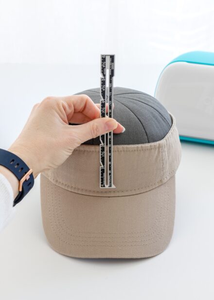 Hat measuring a visor with a ruler