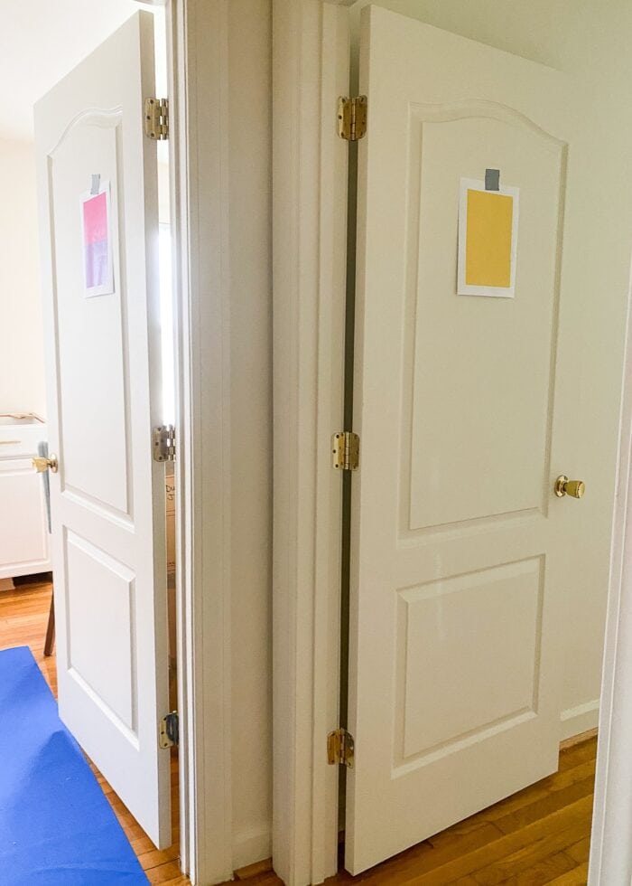 Colored signs on door during move in