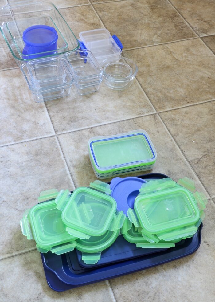 Food storage containers sorted by bottoms and lids
