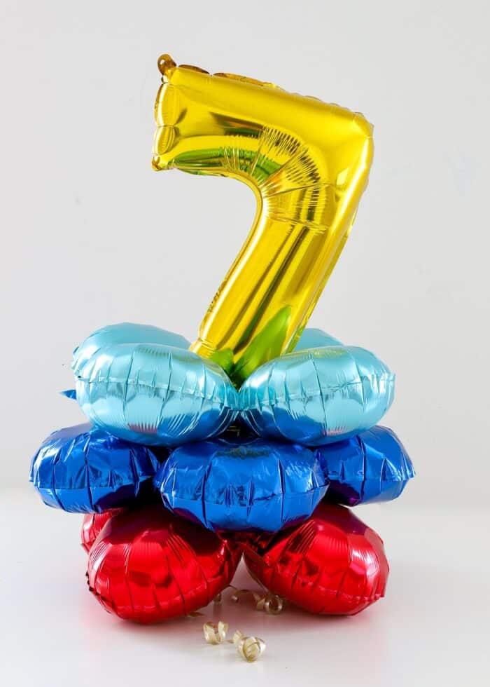 Balloon table centerpiece with a gold #7 on top