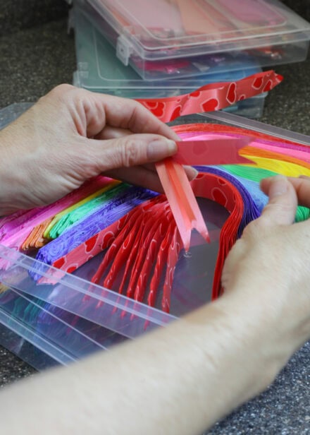 Hands showing the ribbon between the two sides of a pull bow